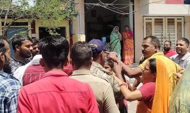 मंदिर हटाने के लिए विरोध प्रदर्शन, पुलिस के सामने की मारपीट, दो पक्षों में हुआ समझौता