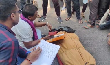MP News: सड़क दुर्घटना में हुई युवक की मौत, परिजन ने सांसद आवास के सामने शव रख किया चक्काजाम