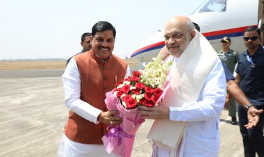 MP NEWS : केंद्रीय गृह एवं सहकारिता मंत्री अमित शाह पहुंचे भोपाल, CM डॉ मोहन यादव ने राजकीय विमानतल पर की अगवानी