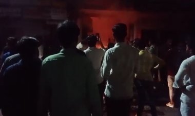 MP News: बुरहानपुर में आग का तांडव, कपड़ा दुकान में लगी भीषण आग