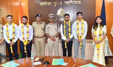 MP News: UPSC में चयनित पुलिस कर्मियों के बच्चों को डीजीपी कैलाश मकवाणा ने किया सम्मानित