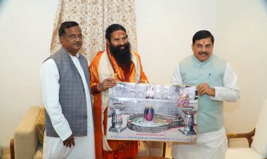 सीएम डॉ. मोहन यादव से मिले बाबा रामदेव, महाकाल की तस्वीर देकर किया स्वागत