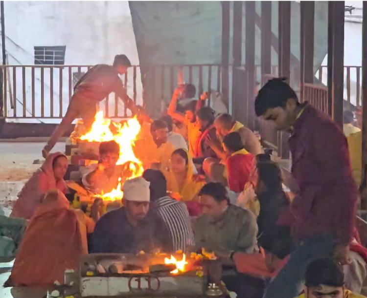 मंदिर में चल रहा व्यापार, हवन कराने महिला से मांगे 35 हजार रुपये