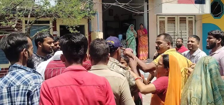 मंदिर हटाने के लिए विरोध प्रदर्शन, पुलिस के सामने की मारपीट, दो पक्षों में हुआ समझौता