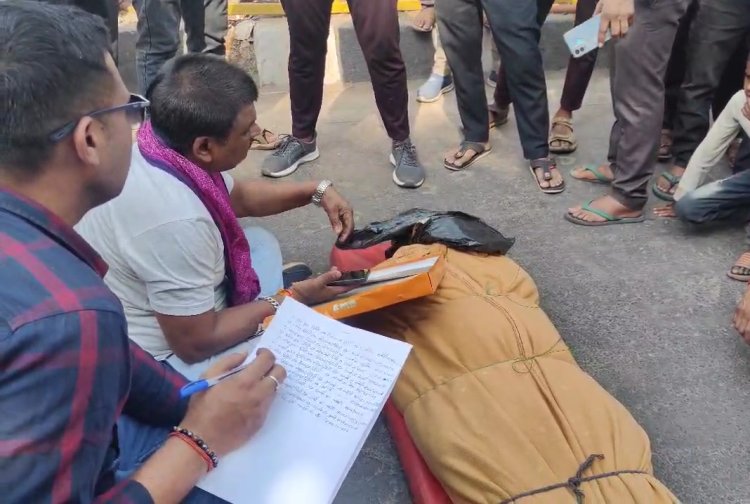 MP News: सड़क दुर्घटना में हुई युवक की मौत, परिजन ने सांसद आवास के सामने शव रख किया चक्काजाम