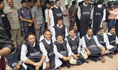 MP NEWS : कांग्रेस विधायकों का राजभवन के बाहर धरना, मंत्री की बर्खास्तगी की मांग