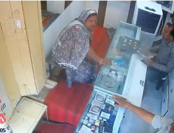 CRIME NEWS : भोपाल सराफा बाजार में महिला ने की जेवरात की चोरी, वारदात CCTV में हुई कैद