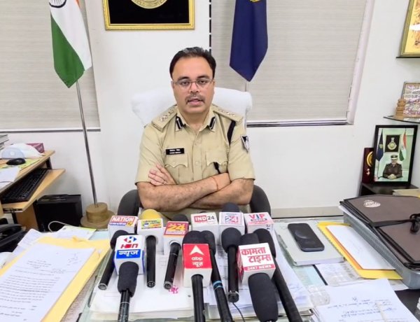 CRIME NEWS : पुलिस ने फ्लैट में जुए के अड्डे पर मारा छापा ,छत से कूदकर भागे जुआड़ी 