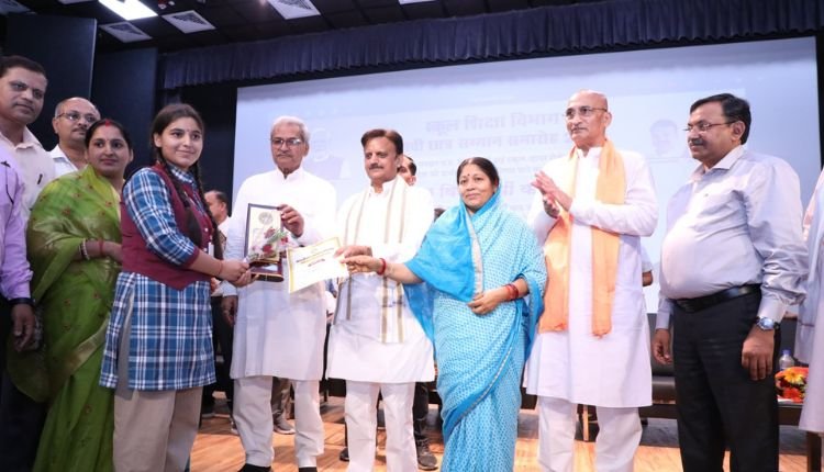 विद्यार्थियों ने यह साबित कर दिया है कि विन्ध्य का भविष्य सुनहरा