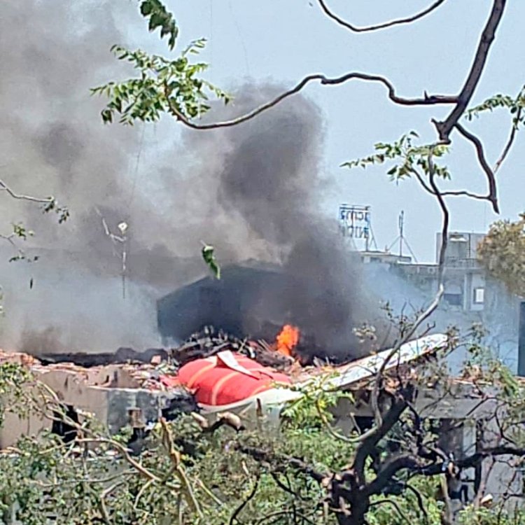 Boeing 787 Crash: रिपोर्ट्स में दावा 240 लोगों की मौत, 2 जिंदा बचे