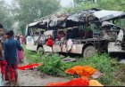 झारखंड के देवघर में बस-ट्रक भिड़े, 18 कांवड़ियों की मौत