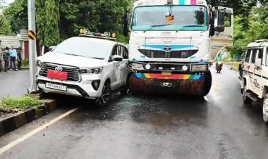 IAS की गाड़ी को तेज रफ्तार डंपर ने मारी टक्कर, वाहन बुरी तरह क्षतिग्रस्त