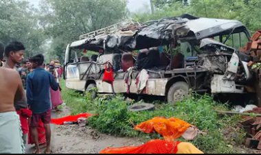 झारखंड के देवघर में बस-ट्रक भिड़े, 18 कांवड़ियों की मौत