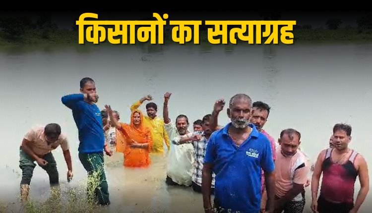 अमिलिया गांव में ट्रांसफॉर्मर न बदले जाने पर किसानों ने किया जल सत्याग्रह