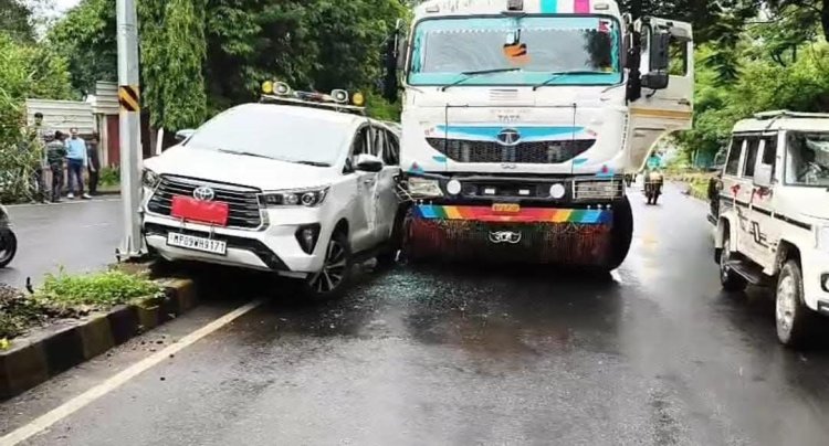 IAS की गाड़ी को तेज रफ्तार डंपर ने मारी टक्कर, वाहन बुरी तरह क्षतिग्रस्त