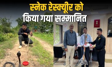 पचमढ़ी के सर्प मित्र देवेंद्र अहिरवार को सीओ कैंट ने किया सम्मानित