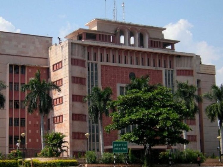 आबकारी अधिकारियों के हुए तबादले