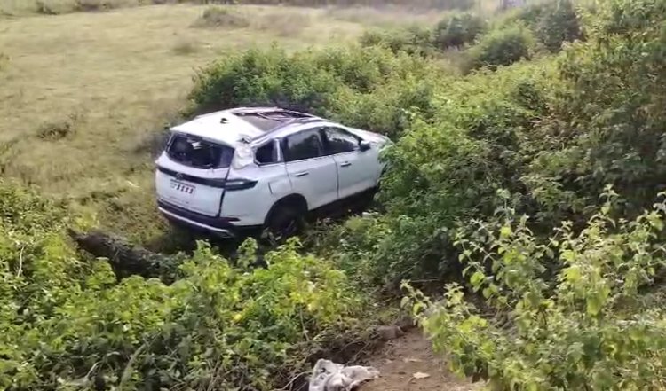 उज्जैन से लौट रही कार खाई में गिरी, 8 यात्री घायल, टायर पंक्चर होने से हुआ हादसा