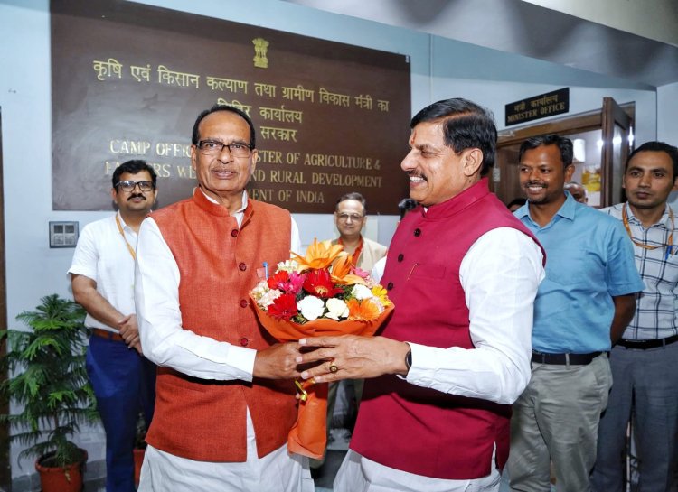 CM डॉ. मोहन यादव ने केंद्रीय मंत्री शिवराज से दिल्ली में की मुलाकात, वैदिक घड़ी की भेंट