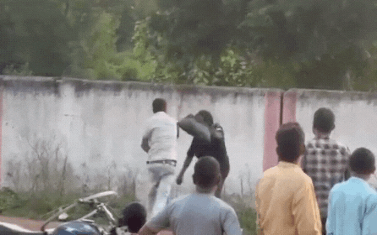 चित्रकूट विधायक के सामने किसान की पिटाई का वीडियो वायरल, खाद न मिलने पर मांगी मदद तो बरसे लात-घूंसे