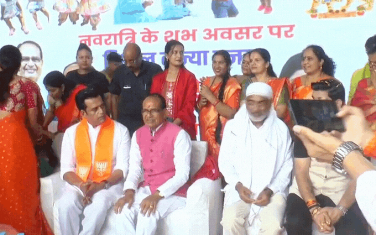 भोपाल में नवरात्रि पर हुआ विशाल कन्या पूजन, शिवराज सिंह चौहान और रवि किशन बने मुख्य आकर्षण