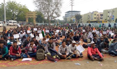 2 साल लंबे इंतजार के बाद आउटसोर्स कर्मचारियों का हल्ला-बोल