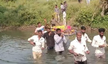 अर्थी को पार करनी पड़ी नदी, आंखे नम कर देने वाला दृश्य