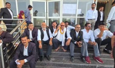 जिला न्यायालय में अव्यवस्थाओं को लेकर अनशन पर बैठे वकील