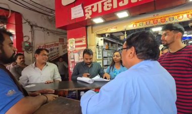 REWA BREAKING: पब्लिक वाणी की खबर का असर, अन्नपूर्णा मेडिकल स्टोर पर अधिकारियों ने मारी रेड