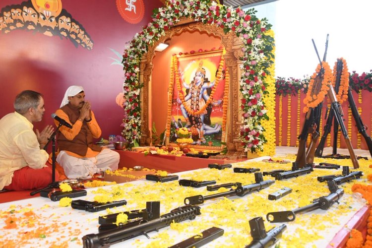 CM डॉ. मोहन यादव ने विजयादशमी पर CM हाउस में किया शस्त्र-पूजन