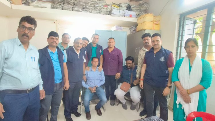 INDORE: EOW ने नगर निगम सहायक राजस्व अधिकारी और बिल कलेक्टर को रिश्वत लेते पकड़ा