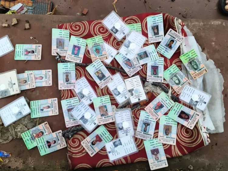 छतरपुर के तालाब में मिले सैकड़ों वोटर कार्ड सफाई के दौरान पोटली मिली