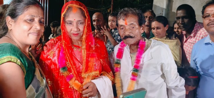 छत्तीसगढ़ में 70 साल के दादू राम ने रचाई 30 साल की युवती से शादी, मोहल्ला बना गवाह