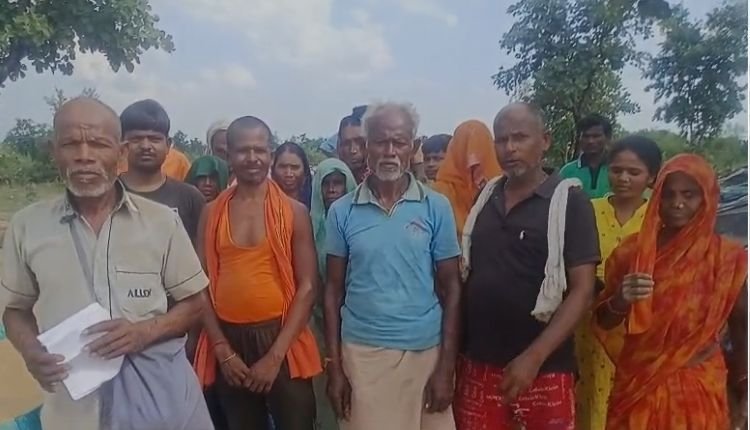 वन विभाग पर आरोप- पट्टे के नाम पर ली रकम, अब कर रहा आदिवासियों को बेघर!