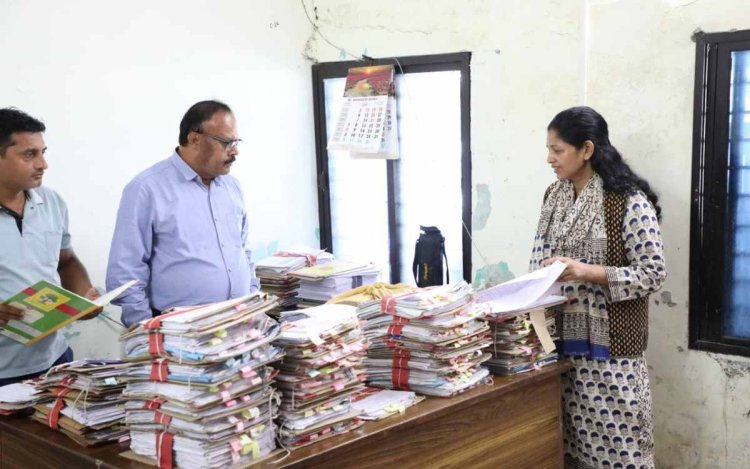 रीवा कलेक्टर प्रतिभा पाल ने किया जिला पंचायत का औचक निरीक्षण