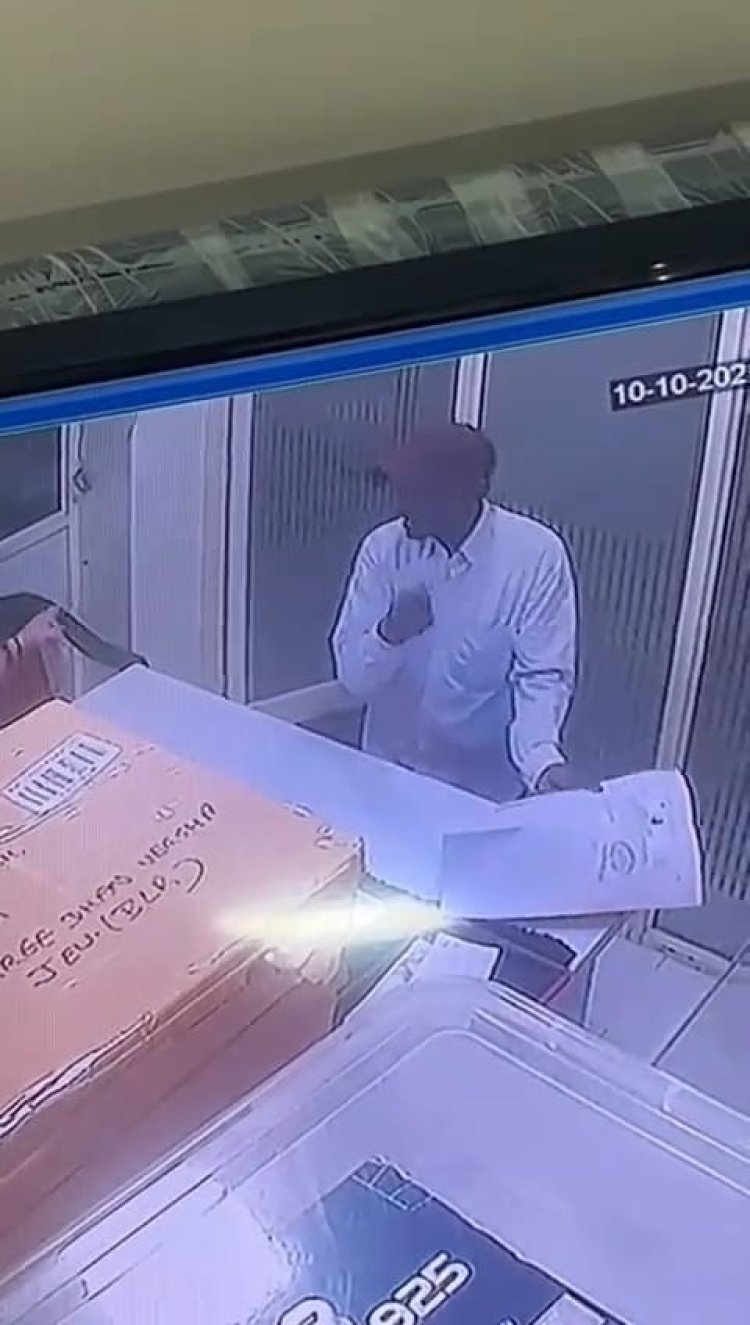 CCTV में कैद हुआ शातिर चोर, चौक बाजार में चांदी के जेवरों से भरा पर्स उड़ाया