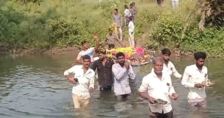 अर्थी को पार करनी पड़ी नदी, आंखे नम कर देने वाला दृश्य