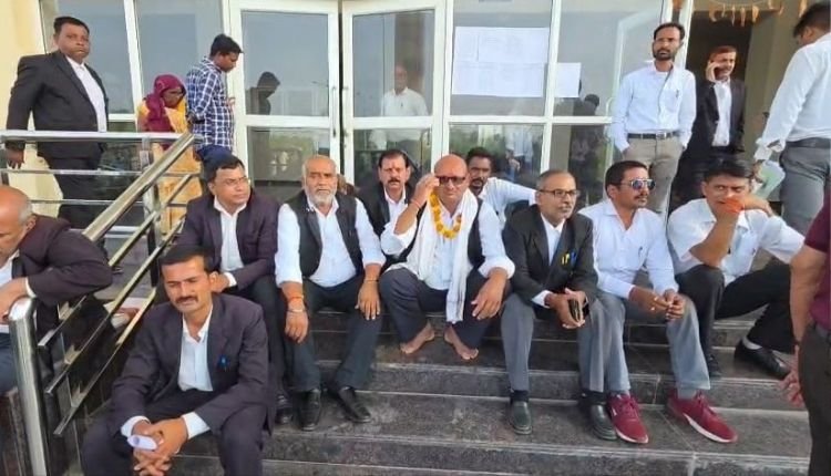 जिला न्यायालय में अव्यवस्थाओं को लेकर अनशन पर बैठे वकील