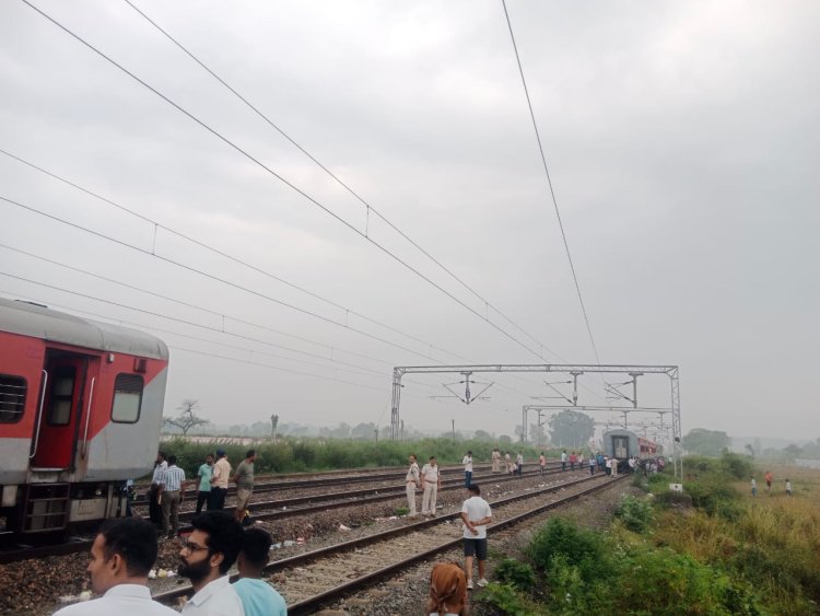 चलती ट्रेन के हुए दो टुकड़े: मझगवां-टिकरिया के बीच बड़ा रेल हादसा, यात्रियों में मचा हड़कंप