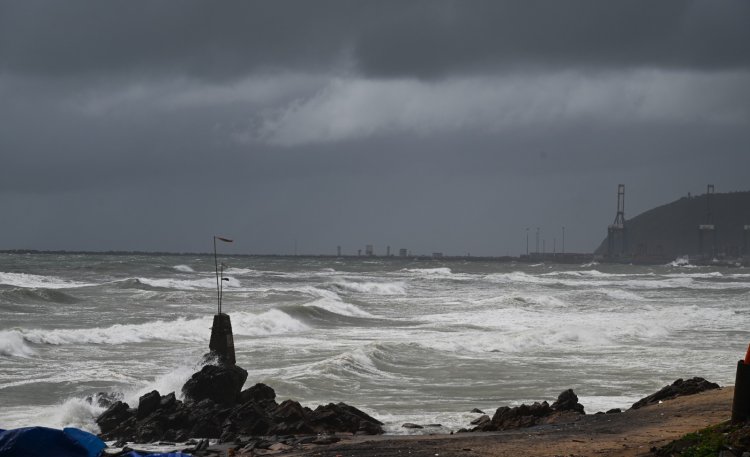 ओडिशा पहुंचा चक्रवात मोन्था, 8 जिलों में अलर्ट, MP में होगी बारिश