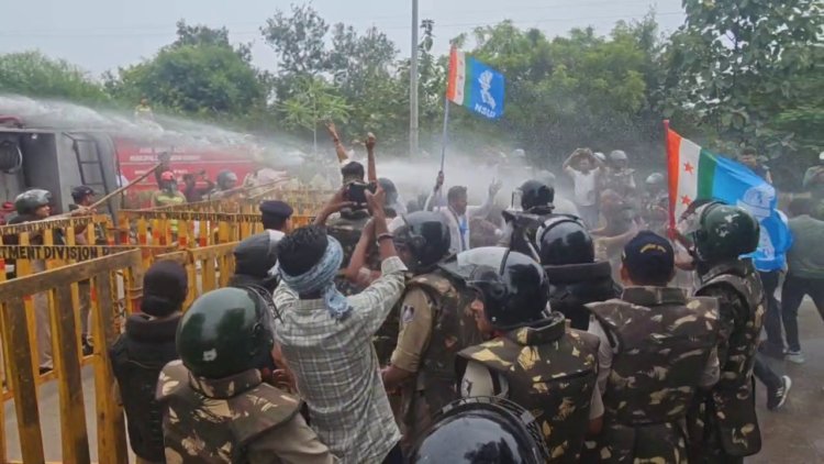 REWA में NSUI का प्रदर्शन, पुलिस ने अध्यक्ष को किया गिरफ्तार