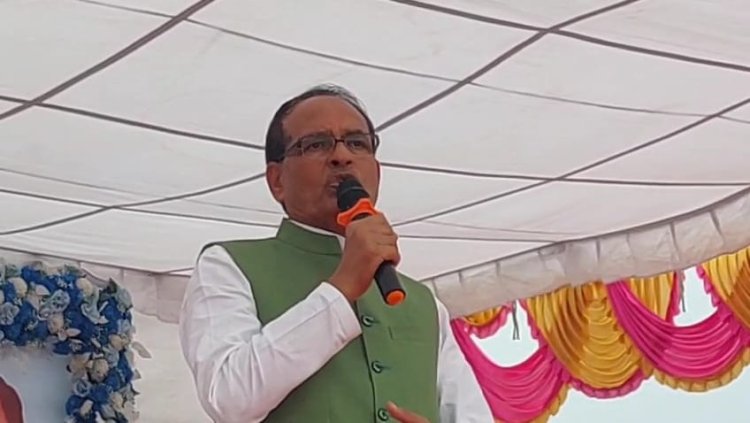 भैरूंदा में आदिवासी महापंचायत, शिवराज सिंह चौहान ने कहा हम सब उनके साथ हैं