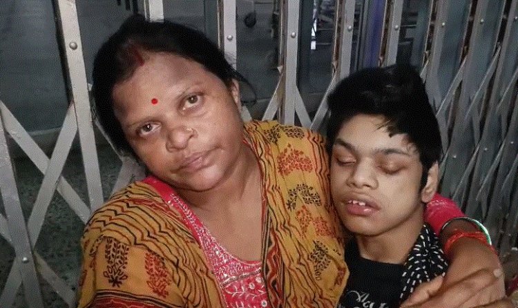 Rewa: मामूली विवाद के चलते डॉक्टरों ने अस्पताल से भगा दिया बीमार बच्चा, इलाज की भीख मांगती रही मां