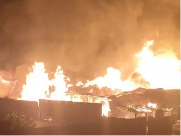 भोपाल के  टिंबर मार्केट में लगी भीषण आग 3 घंटे में 40 से ज्यादा गाड़ियों ने बुझाया