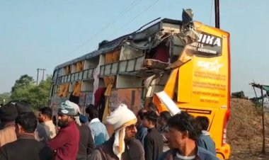 गुना में भीषण सड़क हादसा, लखनऊ से इंदौर जा रही बस पलटी
