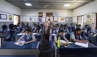 दिल्ली के सरकारी स्कूलों के कोर्स में RSS की एंट्री, अब सावरकर को पढ़ेंगे छात्र