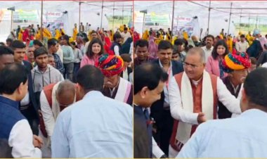 RAJGARH भाजपा सांसद का अनोखा विरोध:अफसरों के पैर छूकर जताई नाराजगी