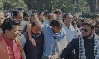 भोपाल में पत्रकारों का पुलिस बर्बरता के विरोध में प्रदर्शन, सीएम हाउस का किया घेराव