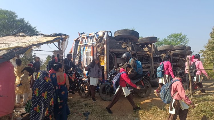 मऊगंज में सड़क हादसा: मुख्य मार्ग पर पलटा ईंटा लोड ट्रक