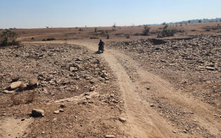 छतरपुर: तीन गांवों को जोड़ने वाली सड़क अब भी कच्ची, PMGSY की स्वीकृति के बाद भी नहीं शुरू हुआ निर्माण